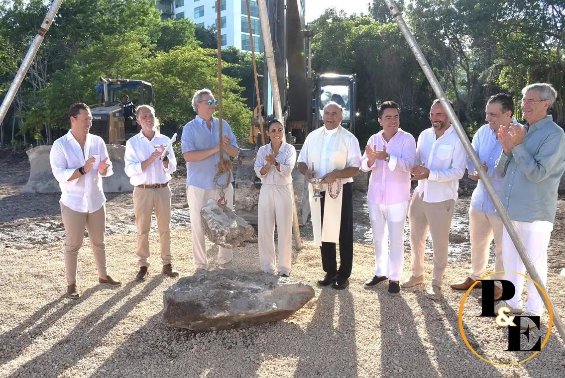 Colocación de la primera piedra de Baalá en el predio de Av. Bonampak, con los invitados alrededor.